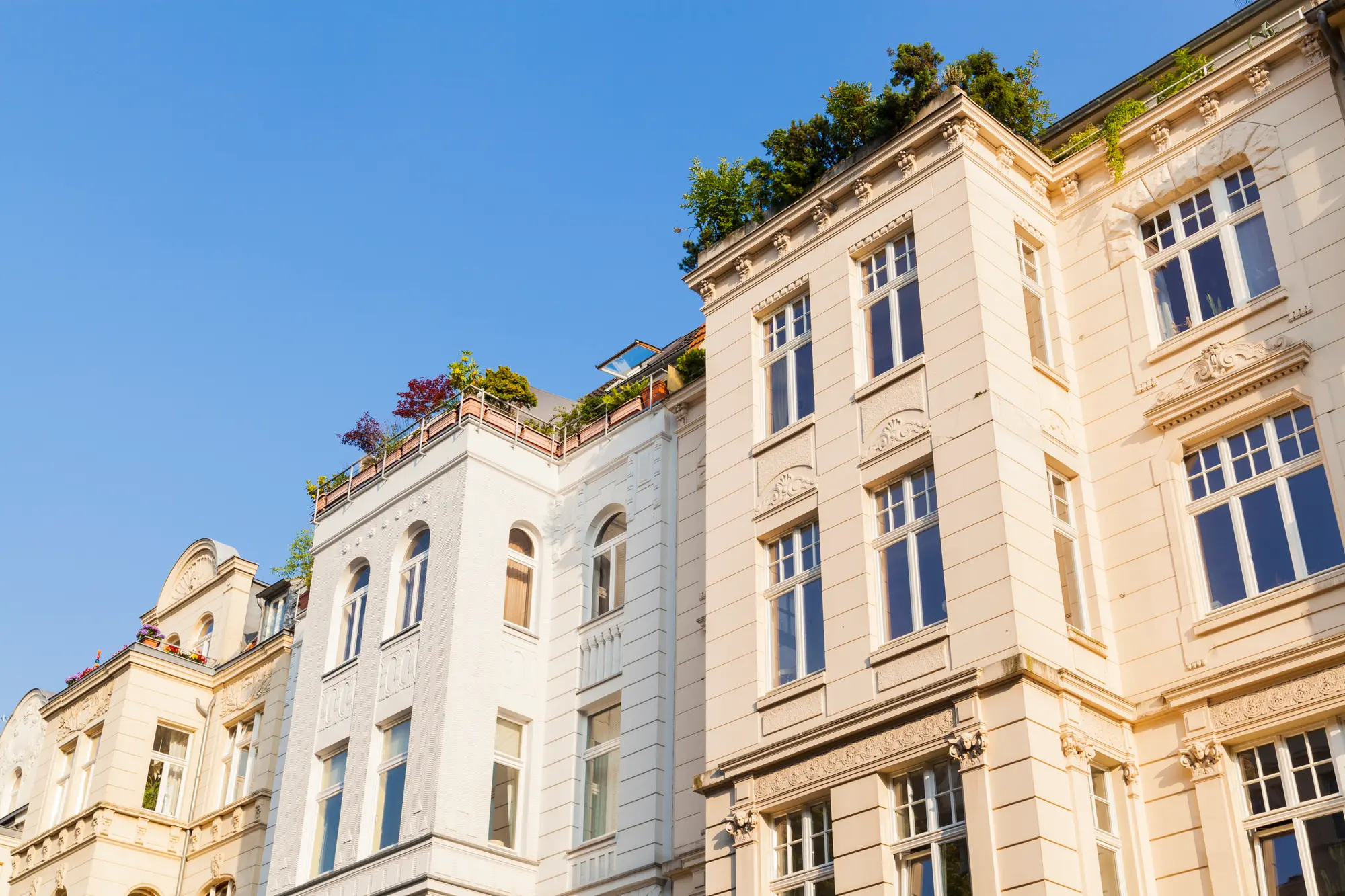 berlin-altbau-hero Berliner Altbaufassaden mit blauem Himmel